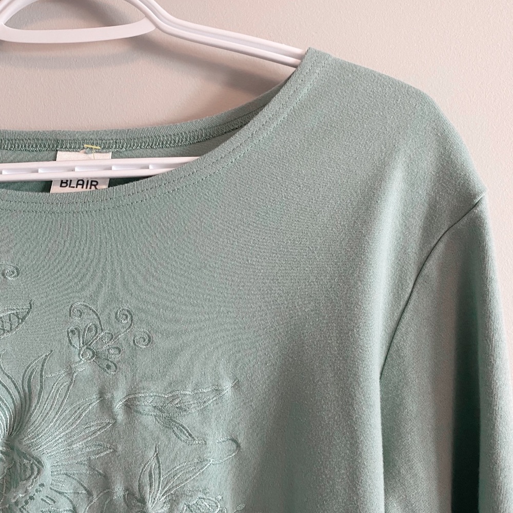 SOLD ✨ Embroidered 3/4 sleeves top 🌿